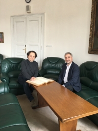 Pavel Trojan in the director's office of the Prague Conservatory with Kryštof Mařatka on the occasion of his signing the Prague Conservatory Memorial Book, 16. April 2017