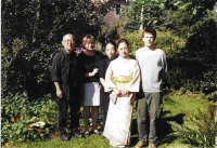 Druhá zleva s rodiči nevěsty. Svatba syna Jeana Gasparda s Mio Takamatsu, Tetín, 28. srpna 2005