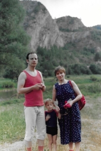 Going to Tetín with their son, 1986 

