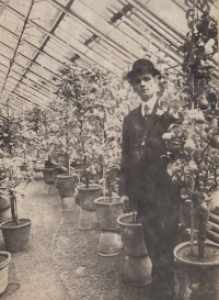 Father Antonín Frömel in the greenhouse in Vienna in 1917