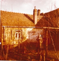 Před domem v Zápech u Brandýsa nad Labem, 1974 - 75