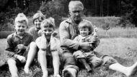 Petr Holub (in the middle) with his siblings and father
