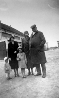 Petr Holub's great-grandfather Josef Šrámek with his daughters and granddaughters