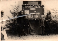 Po válce. Vlevo Libuše Čevelová s maminkou, vpravo manželka Jana Navrátila a jeho syn
