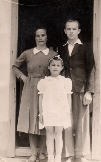 Libuše Čevelová s bratrem Ladislavem a maminkou