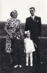 Ludmila Jahnová s rodiči a starším bratrem Josefem / 1954