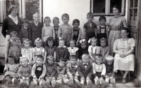 Mateřská škola v Leskovci nad Moravicí / Ludmila Jahnová uprostřed s bílým límečkem / 1954