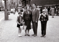 Ludmila Jahnová s rodiči a bratrem / Praha / 1961