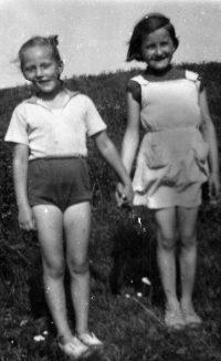 Ludmila Jahnová (vlevo) s kamarádkou / kolem roku 1959