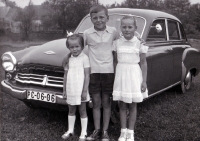 Ludmila Jahnová s bratrem a  mladší sestrou u prvního auta rodičů značky Wartburg / 1959