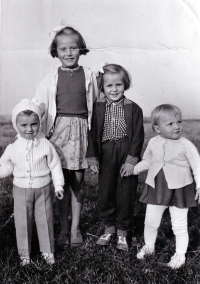 Ludmila Jahnová (největší dítě v sukni) s mladší sestrou a sestřenicí / kolem roku 1959