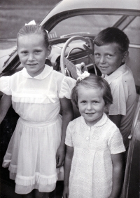 Ludmila Jahnová se starším bratrem a mladší sestrou / 1959
