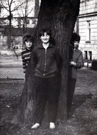 Ludmila Jahnová (vpravo) jako středoškolačka se spolubydlícími z internátu / Opava / 1967