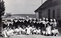 Ludmila Jahnová (úplně dole vlevo) / mateřská škola / Leskovec nad Moravicí / kolem roku 1955