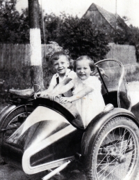 Ludmila Jahnová s bratrem Josefem / kolem roku 1954