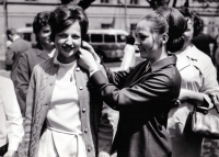 Ludmila Jahnová (vlevo) po maturitě / Opava / 1970