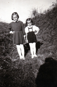 Ludmila Jahnová (vlevo) / Leskovec nad Moravicí / 1959