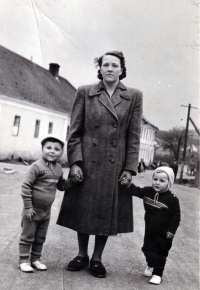 Ludmila Jahnová (vpravo) s matkou a bratrem / Leskovec nad Moravicí / asi 1953