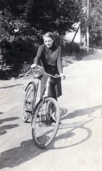 Ludmila Jahnová's mother Ludmila Ezechýlová / Leskovec / 1947