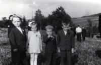 Ludmila Jahnová / na svatbě příbuzných v Kerharticích (Jakartovice) / kolem roku 1955
