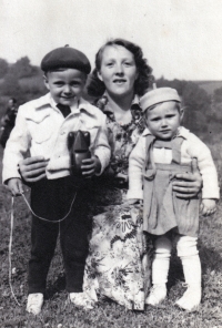 Ludmila Jahnová s matkou a starším bratrem / kolem roku 1953