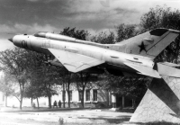 Letoun MIG 21 vystavený před výcvikovým střediskem, SSSR Kazachstán, druhá polovina 70. let