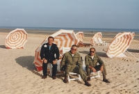 Vítězslav Nohel (vlevo) na pláži Baltského moře, pravděpodobně 80. léta
