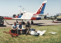 Vítězslav Nohel (uprostřed), letoun L 59, letiště Vodochody, 90. léta
