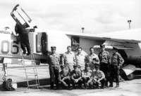Vítězslav Nohel (horní řada, třetí zprava), přeškolení pilotů na letouny MIG 23, výcvikové středisko SSSR Kazachstán, druhá polovina 70. let