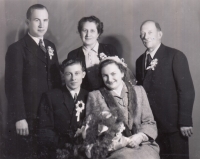 Wedding photo of Anděla Plačková with her husband Jaromír (below), above from the left brother-in-law, aunt and father-in-law. In Zlín in 1951