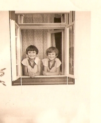 Marta Sturt (vpravo) a její sestra Marie