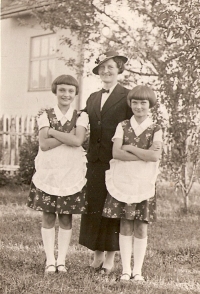 Zleva sestra Marie, maminka a Marta Sturt