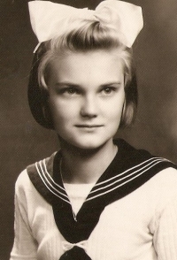 Marta Sturt v deseti nebo jedenácti letech, poprvé měla vlasy vyčesané nahoru