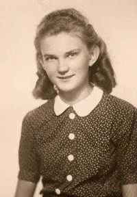 Marta Sturt v asi třinácti letech, fotografie na občanský průkaz