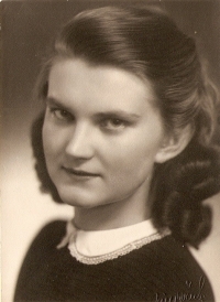 Marta Sturt v devatenácti letech, maturitní fotografie