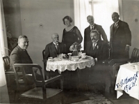T. G. Masaryk na návštěvě u okresního hejtmana Špale (1931, vedle prezidenta stojí pamětníkova babička)