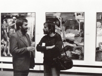 Václav Špale (vlevo) s Petrem Šmahou na své výstavě (1988)