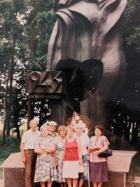 Marie Kadeřábková (vpravo) u památníku Českého Malína na Volyni v roce 2001