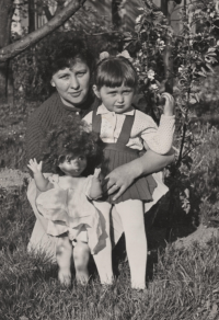 Marie Jančová with her daughter