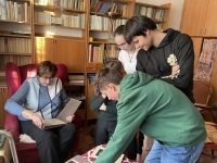 Tým ZŠ Sirotkova Brno – během rozhovoru s pamětnicí Marií Krčmovou 