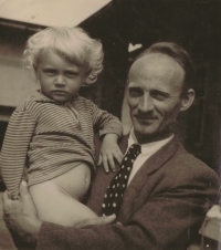 Jiří Holanec s tatínkem ve dvou letech