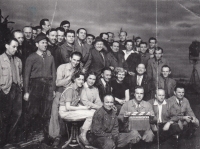 Tým pracující na Cestě do pravěku (1954), Vojtěch Kunčík třetí zleva v první stojící řadě