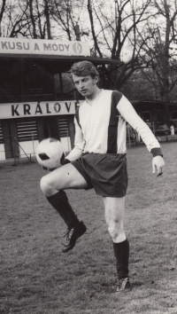 Milan Kynos na starém fotbalovém hřišti v Hradci Králové v šedesátých letech 