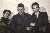 Bratři Kynosovi v roce 1959, v době otcova věznění. Jiří Kynos (vlevo), Milan Kynos (uprostřed) a Václav Kynos (vpravo)