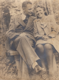 Otec Václav Kynos (narozen r. 1910) a maminka Věra Kynosová (narozena r. 1915), za svobodna Jelínková, z Rychnova nad Kněžnou