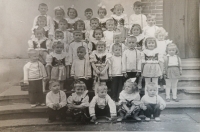 Předškolní děti před sokolovnou, Vlasta Krautová ve druhé řadě zcela vpravo (bez kroje), sestra Dagmar ve třetí řadě druhá zprava, rok 1958