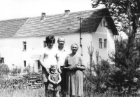 Rodný dům pamětníka, zprava matka, bratr, manželka, dcera, 60. léta