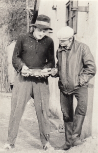 Bratr Josef Janičata s upytlačeným pstruhem v Kobylé v roce 1968