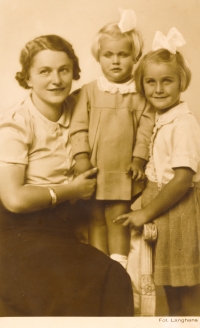 Darja Kocábová (right) with her sister Věra and her mother, 1937