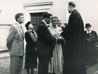 Wedding in the church U Salvátora, the Kocábs are being married by the evangelical pastor Krejčí, 1952